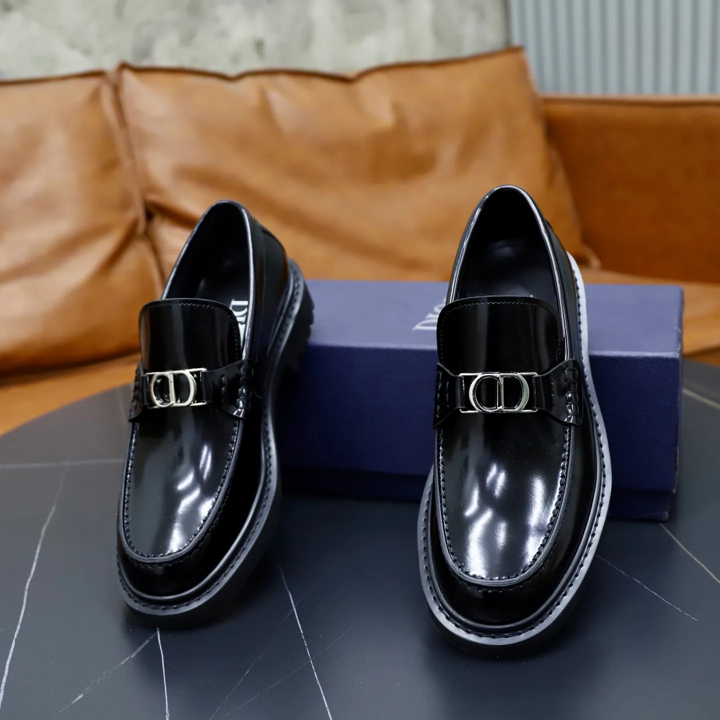 Factory price: 640💰Top original order Brand: Dior DIOR Standard code: Men's size 39-44 (38/45/can be customized) Grade: Same style as the official website Original order quality Material: Original cowhide Water-dyed cowhide lining Original distinguished outsole Style category: Men's fashionable casual leather shoes Distinguished big-name luxury elements top luxury Color: Color of the actual picture